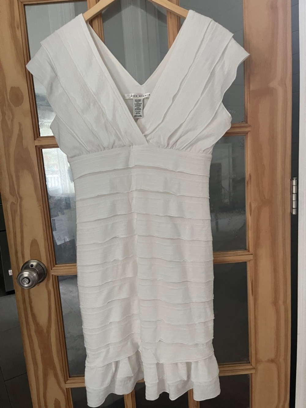 Max Studio V Neck Ruffle White Sleeveless Mini Dress M, white tiered, fitted